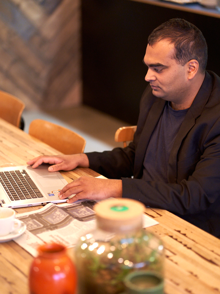 Azem Somer werkend achter zijn laptop